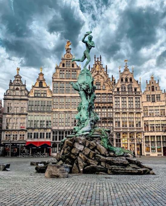 Big Beautiful In Atwerpen-center Antwerpen